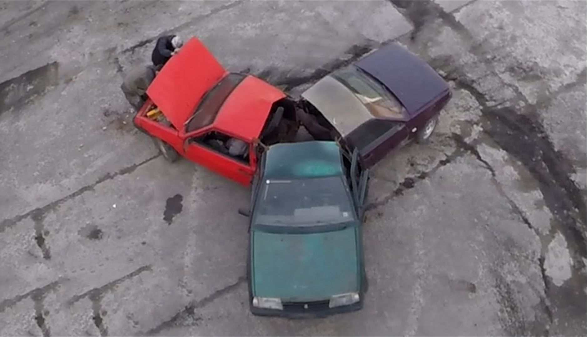 使用汽车制作指尖陀螺,踩下油门的瞬间,汽车能否旋转升天?