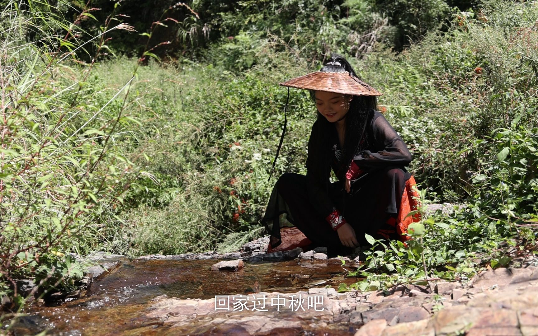 [图]河边看见孤独的小螃蟹，帮它找到爸爸妈妈后，带回家一起过中秋了