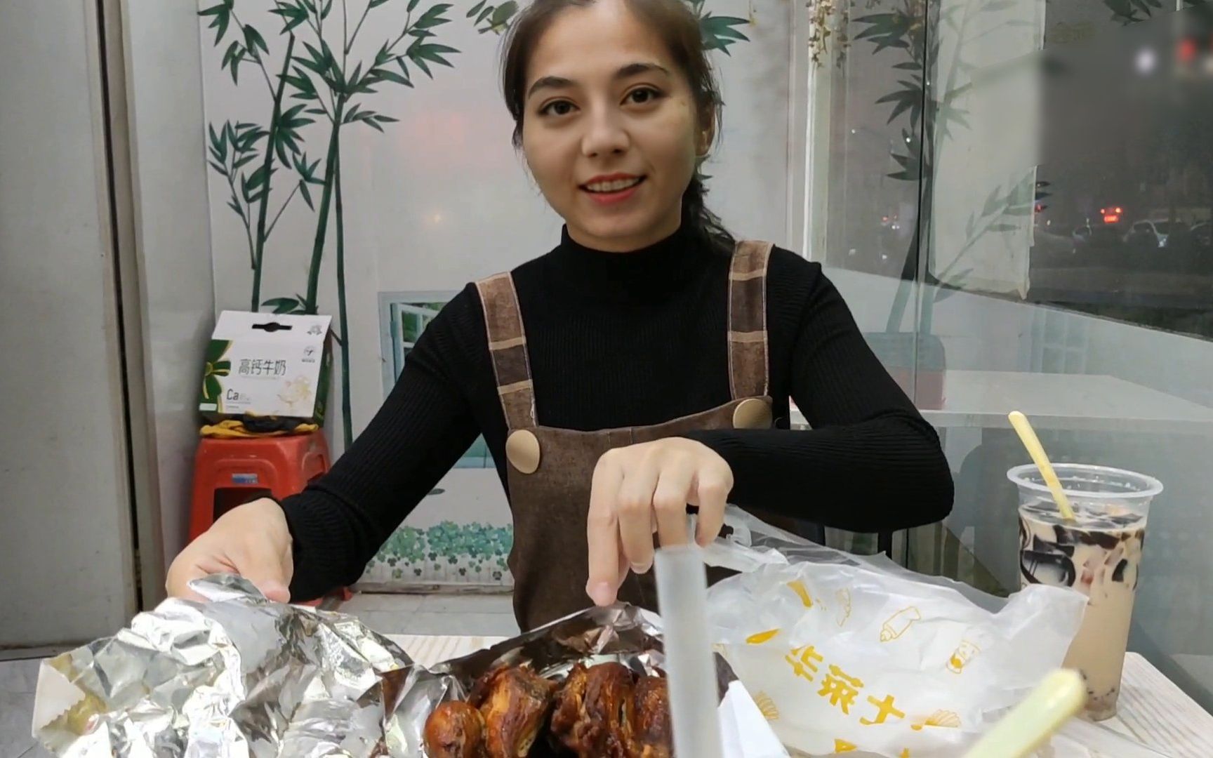 正跟女徒弟吃饭,女朋友就找上门来了,我们的圈子不一样