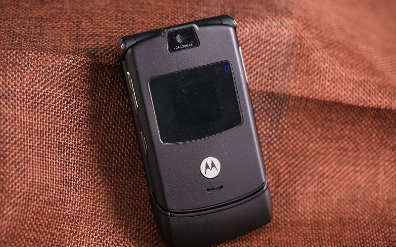 神机再临史上最经典的翻盖手机摩托罗拉v3