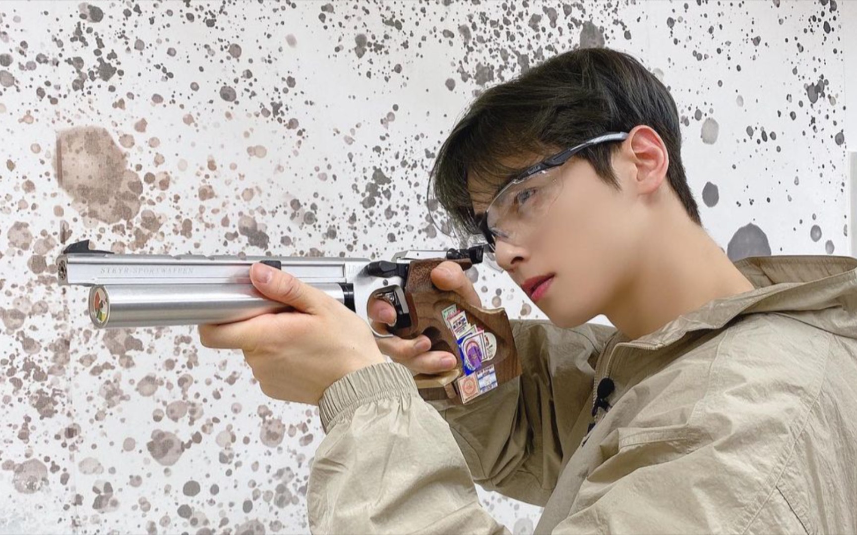 【车银优】这反差!制服加眼镜一下就狙到我的心上!