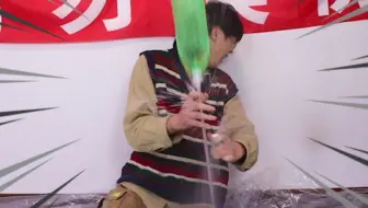 小伙用水火箭把房间弄得到处都是水宝宝，结果被妈妈打