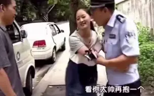 Video herunterladen: 不会还有人不知道谭sir的绯闻女孩是谁吧？！