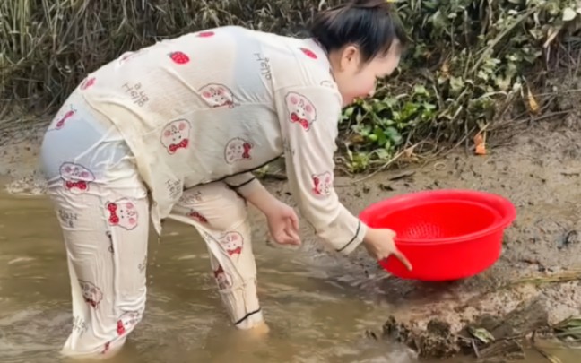 越南妹子抓鱼图片