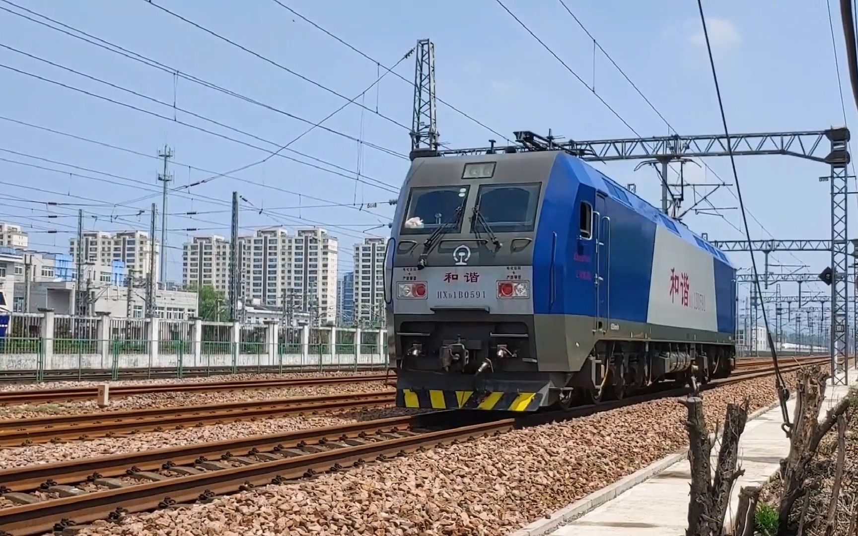 电力火车头单机运行 上局杭段hxd1b0591下行通过艮山门动车所