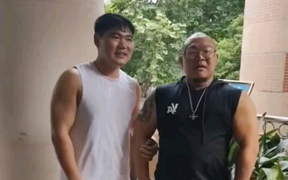 常熟阿诺太胖了,路人死活抱不起