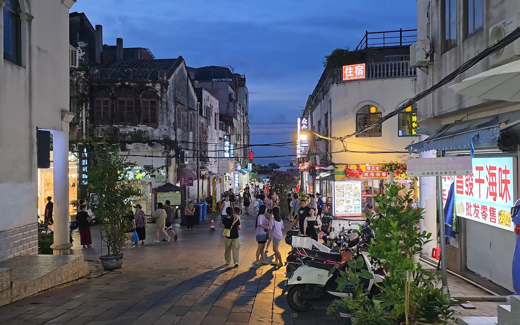 步行在夜晚的北海老街|真实的城市面貌|广西北海旅游实拍哔哩哔哩bilibili