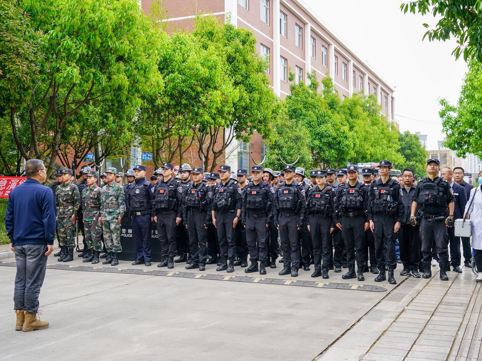 超燃!直击云经管2024年春季学期反恐防暴——防范校内突发车辆冲撞事件应急处置演练现场哔哩哔哩bilibili