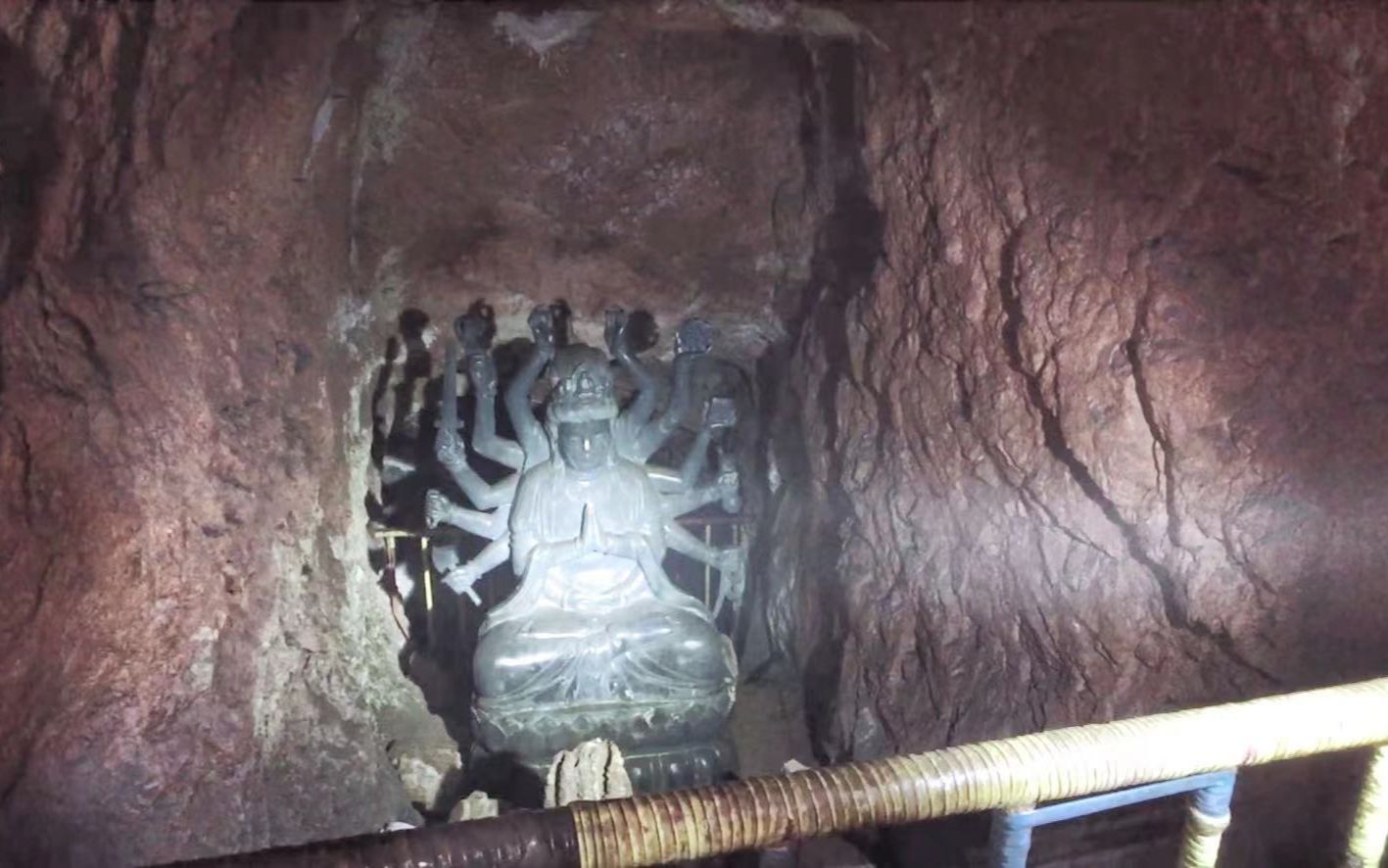 探险废弃度假村溶洞内惊现大黑佛母