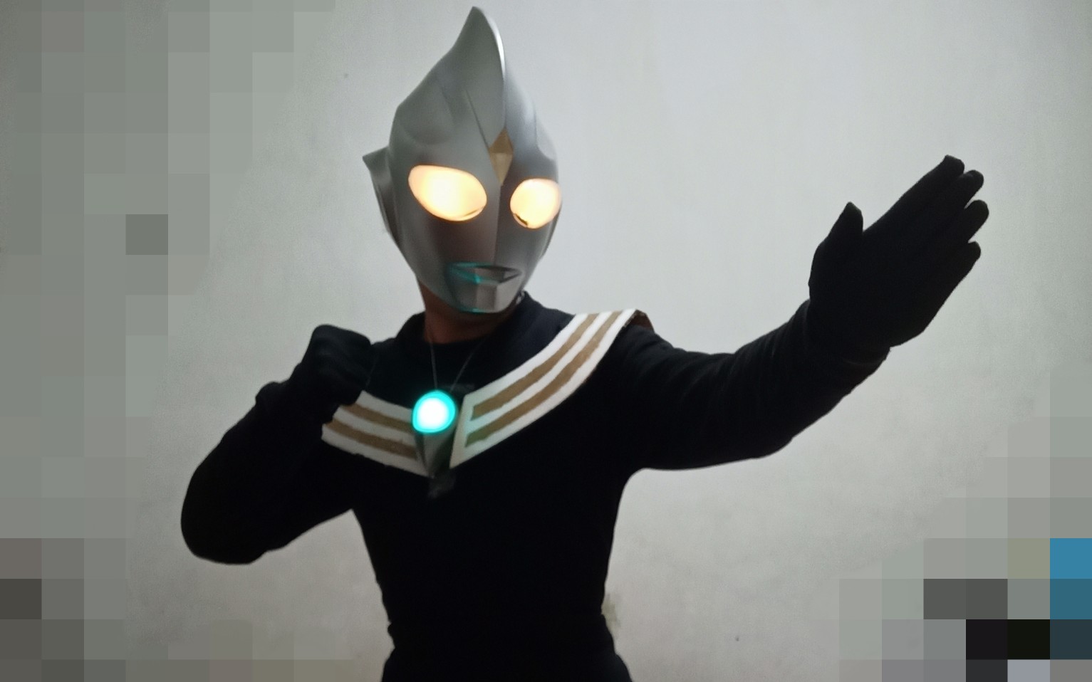 真黑迪中二up主把玩迪加头套迪迦奥特曼头套内部