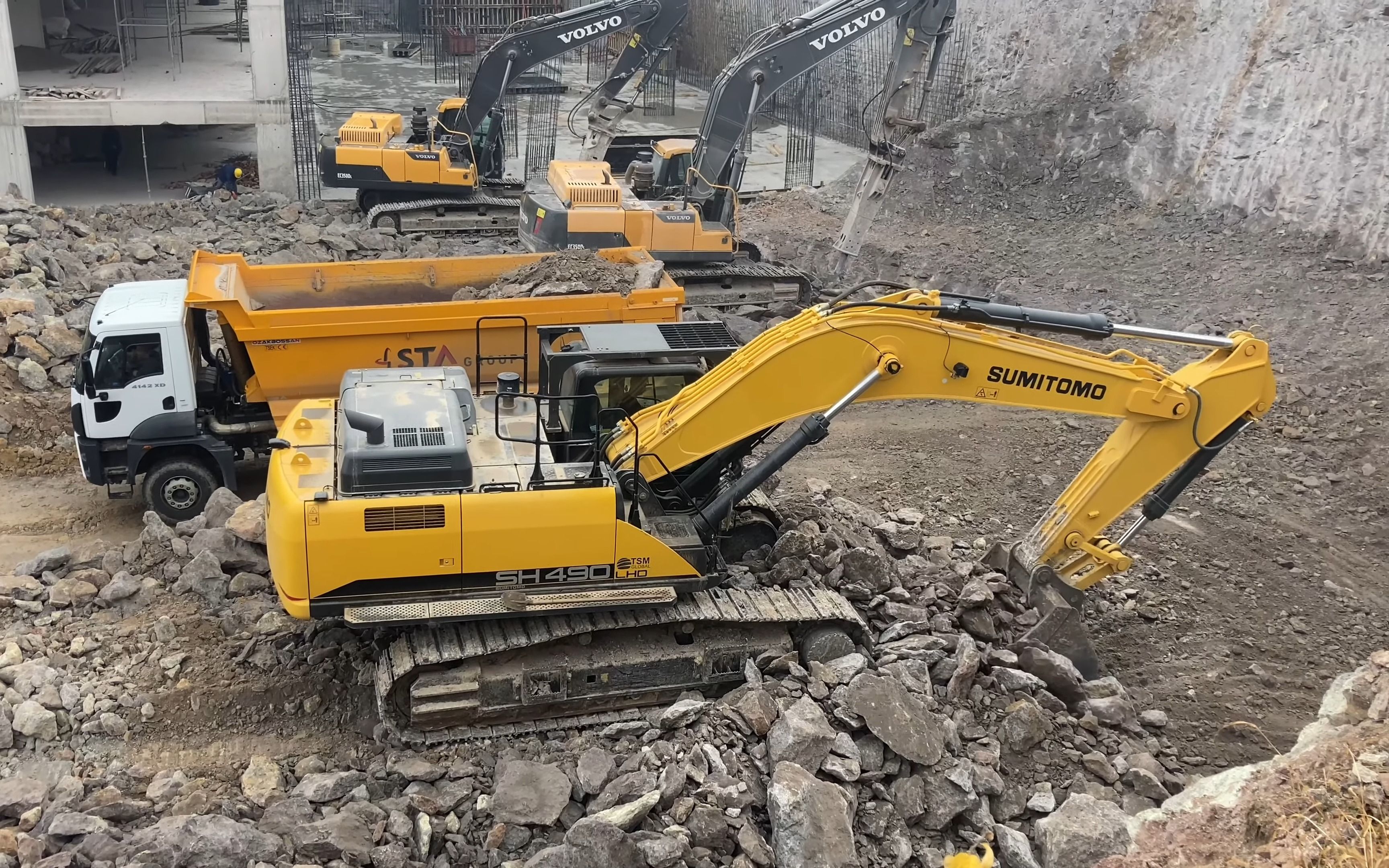 住友sh490lhd挖掘机施工装车4k