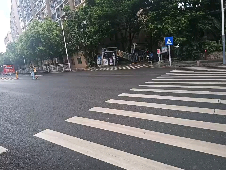 清晨下马路上空空如也