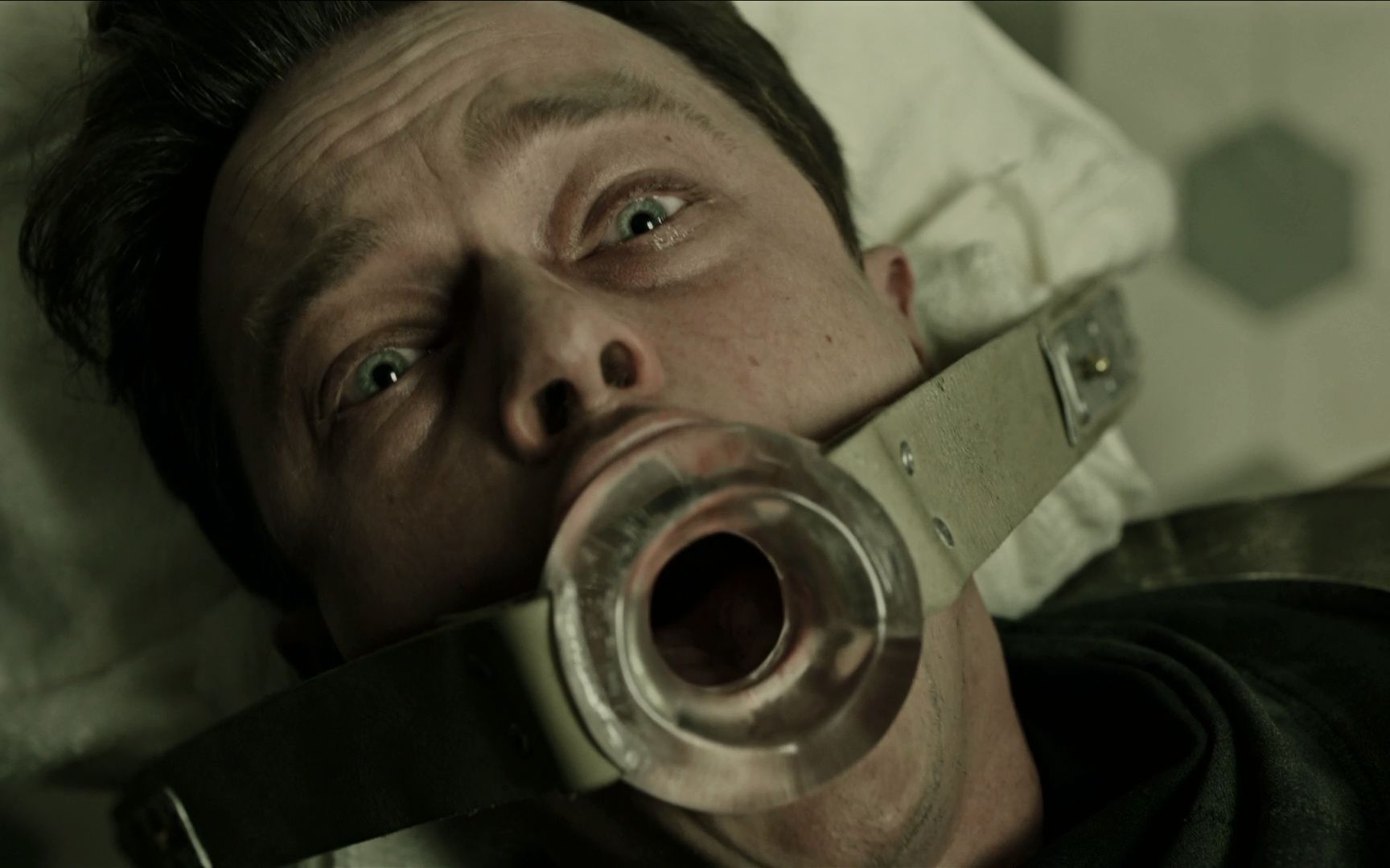 真正被恶心到了,小伙被强行灌入鳗鱼进入体内,看后头皮乍麻!_哔哩哔哩