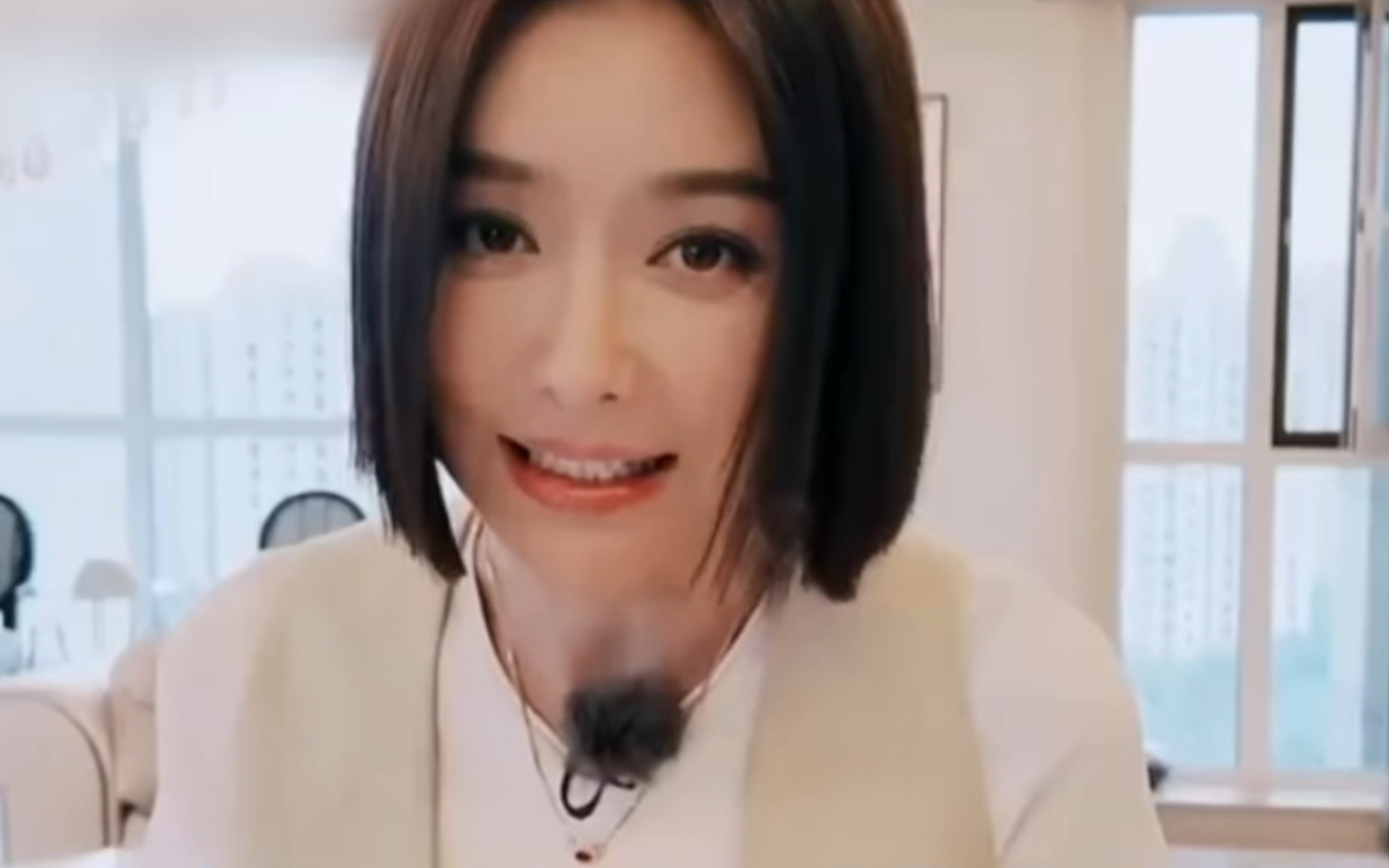 秦岚——录完花千^_^少回来嗓子还没好