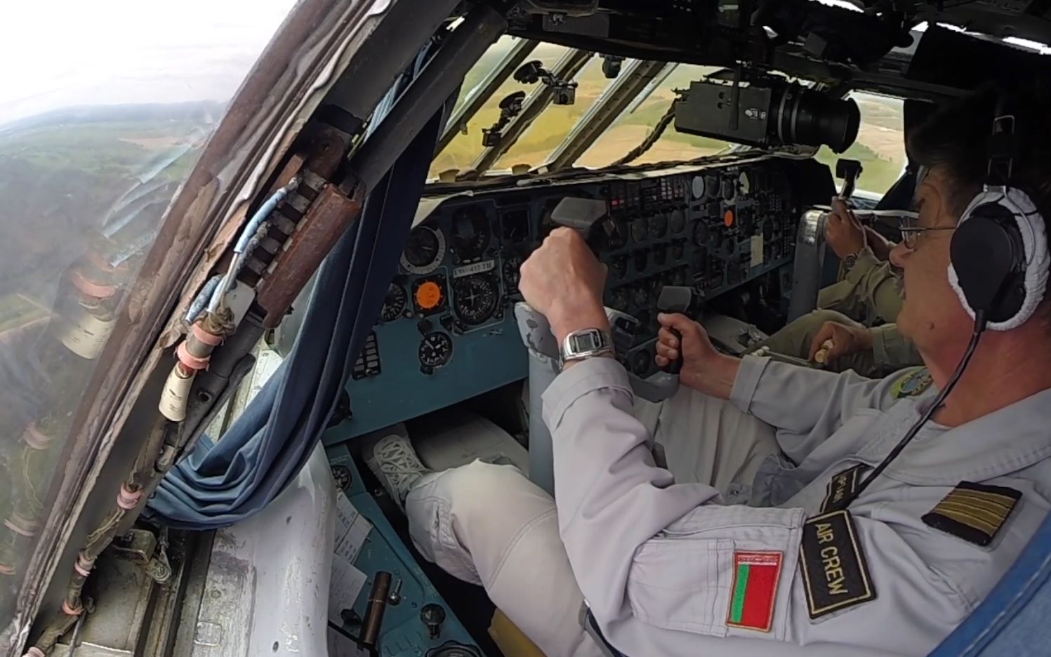 伊尔76驾驶舱视角降落