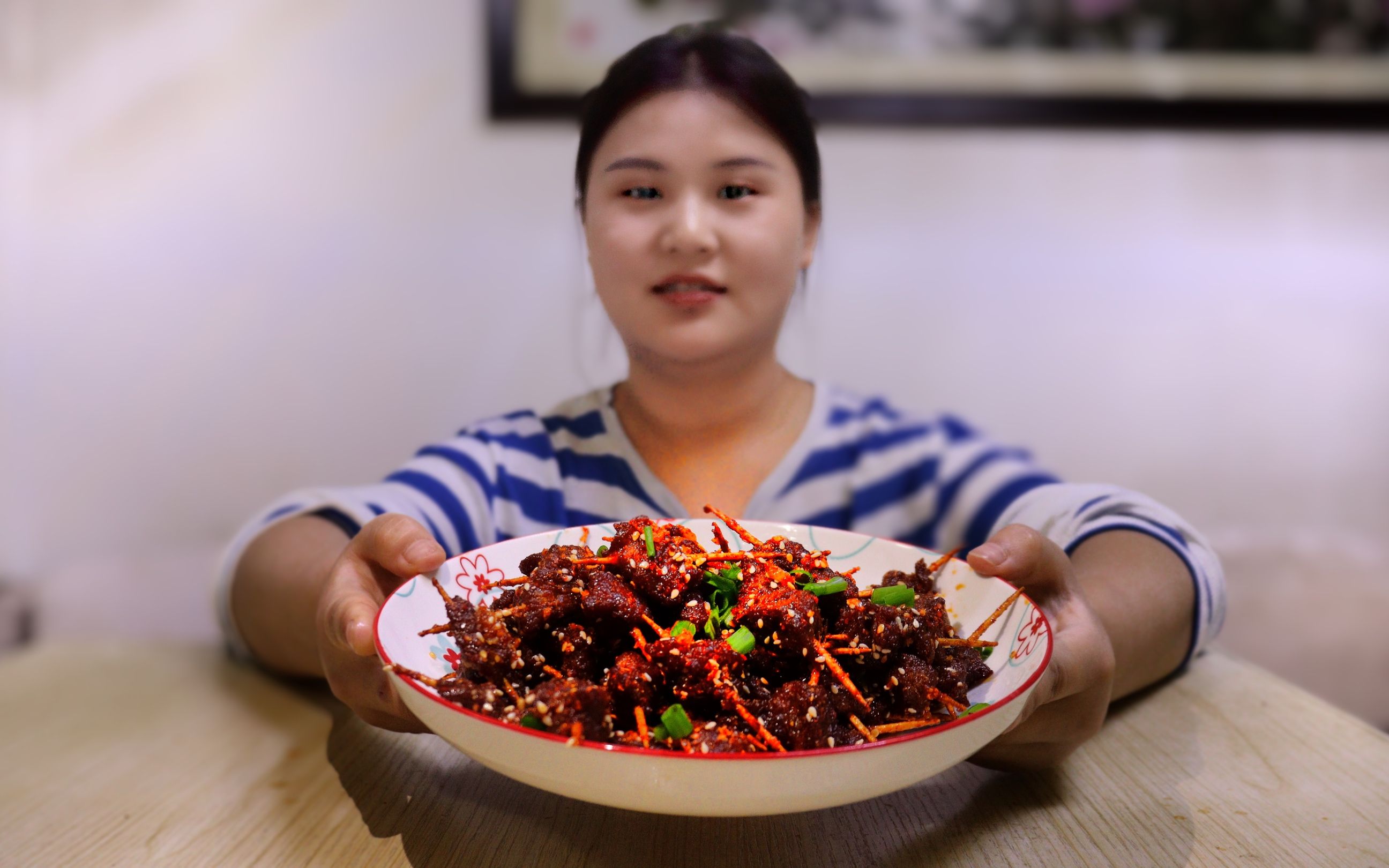 胖妞追剧嘴巴无聊用牛肉做牙签肉想不到味道这么好