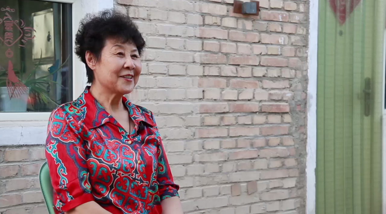 新疆李奶奶接受采访,年轻小姑娘也愁嫁,机缘巧合嫁到新疆?_哔哩哔哩_b