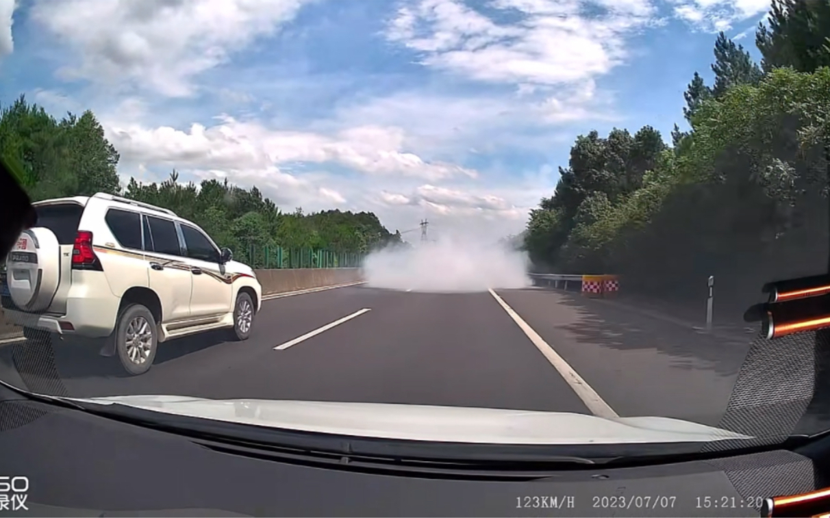 高速公路遭遇跑跑卡丁车道具赛现实版,我也是服了!