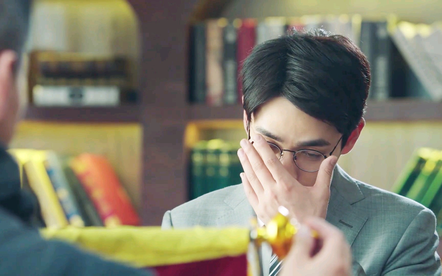 【朱一龙】沈教授扶眼镜合集_哔哩哔哩 (゜-゜)つロ 干杯~-bilibili