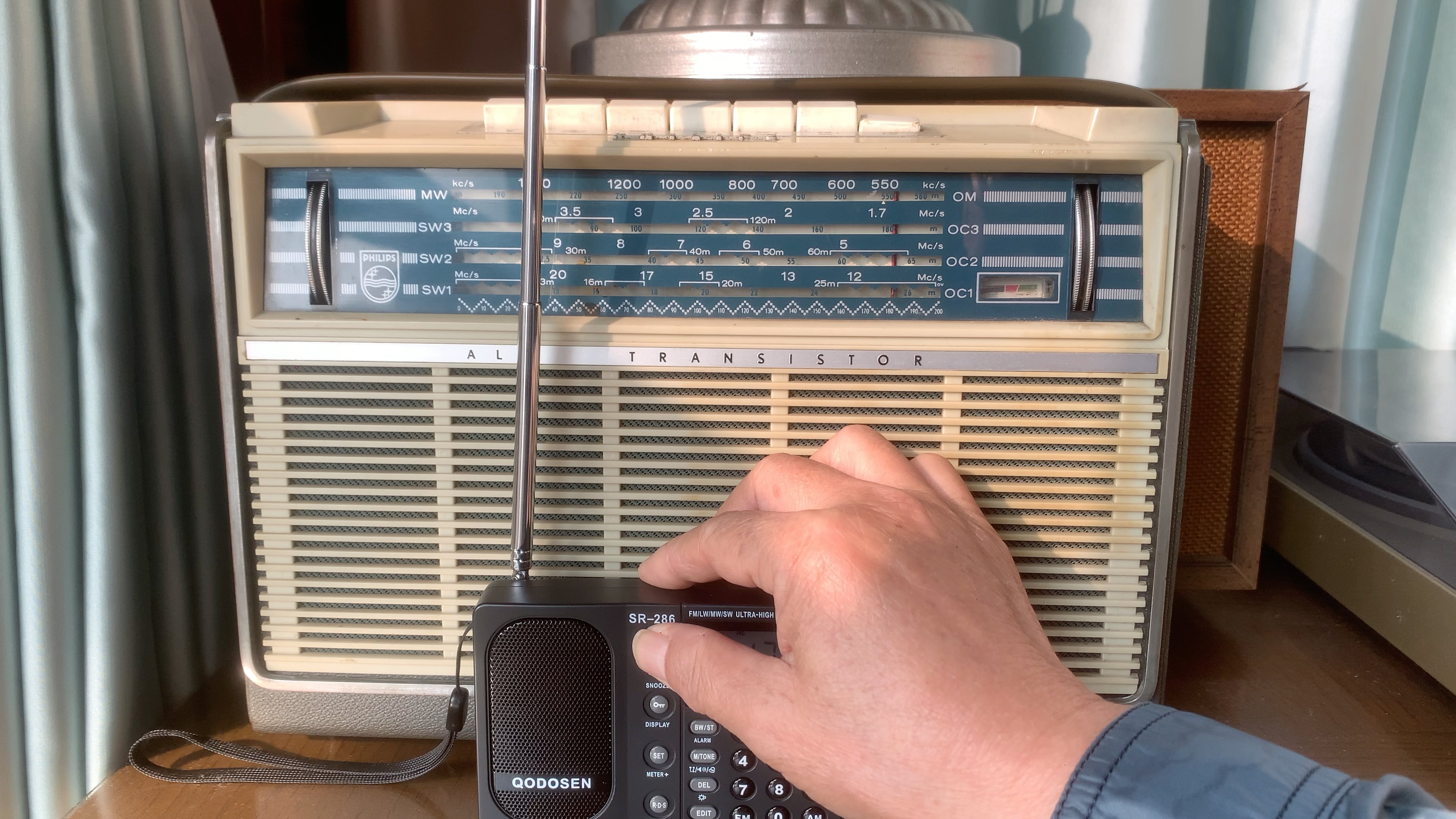 飞利浦l4x25t收音机和sr-286收音机,年龄相差了63年.