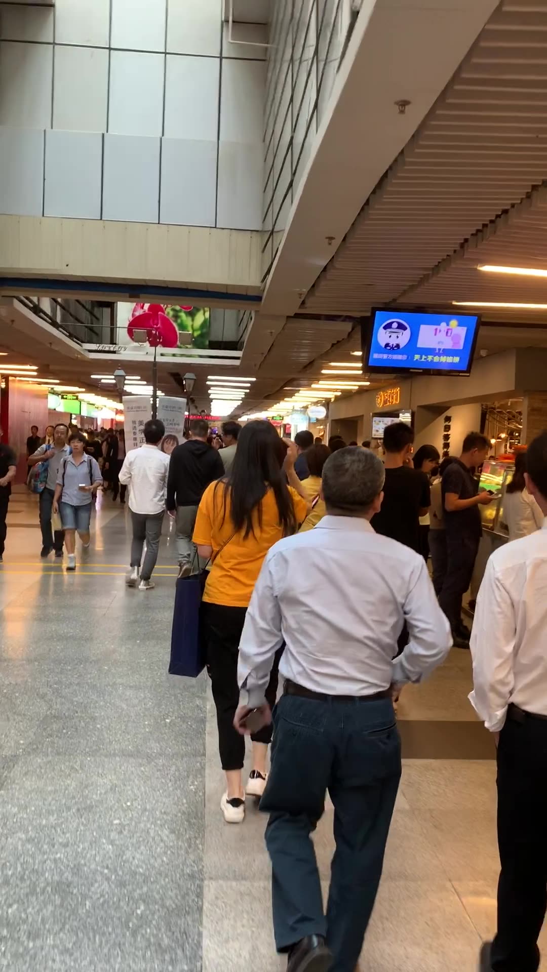 看看深圳会展中心地铁下连城新天地的午餐人群