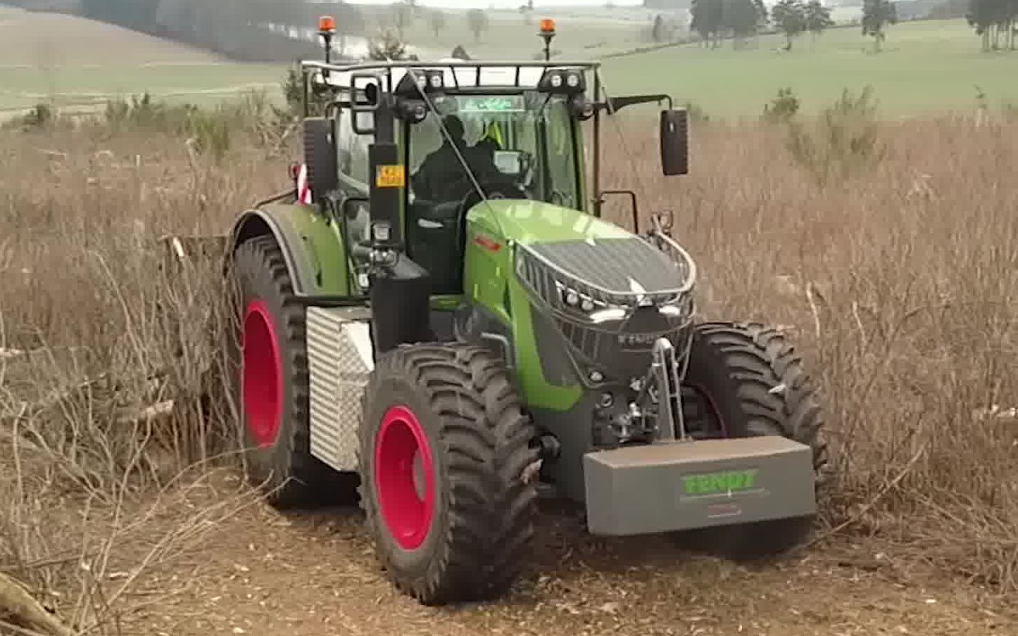 4k芬特942拖拉机粉碎荒草