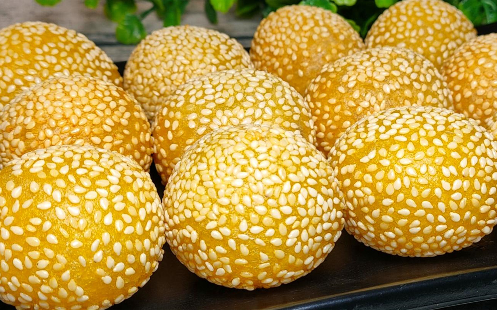 一碗糯米粉,开水一烫,教你做空心麻团,不开裂不回缩,个个空心