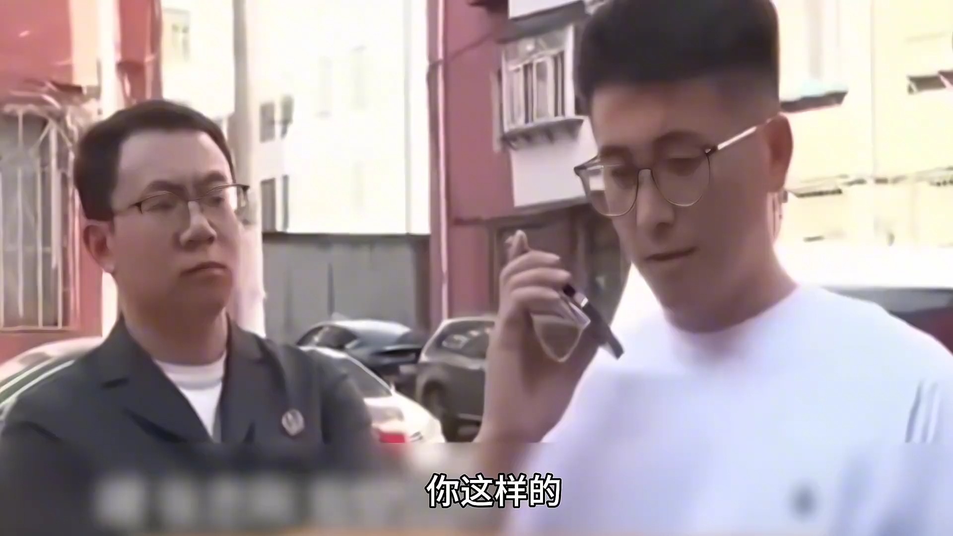 执行法官上门强行扣车老赖死活不让..哔哩哔哩bilibili