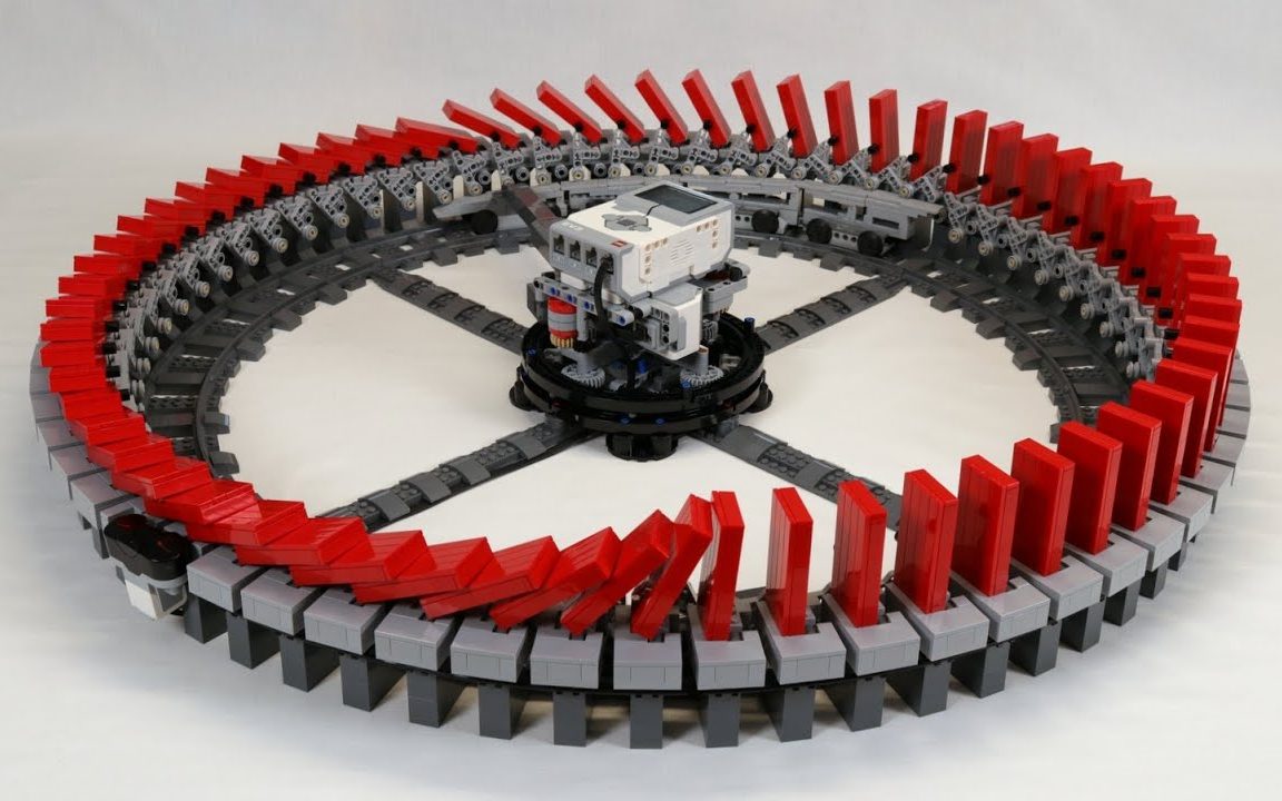 多米诺骨牌永动机!乐高打造无限多米诺骨牌环