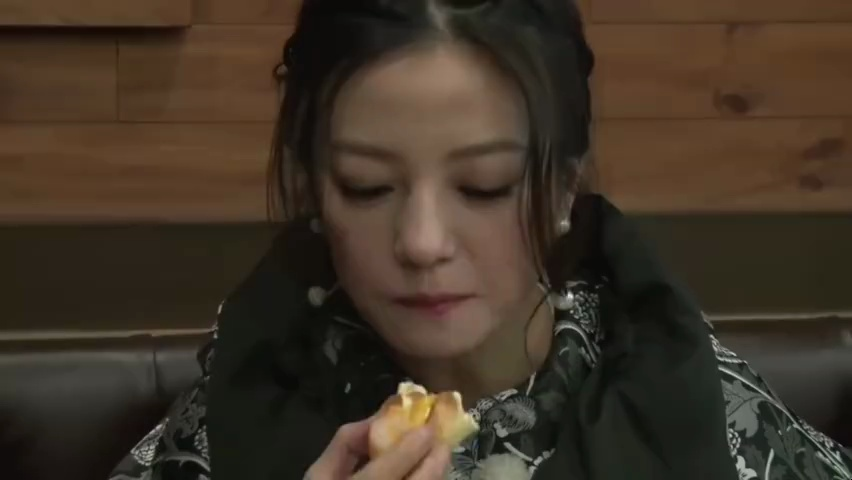 综艺《一路上有你》花絮:赵薇神秘现身韩国送惊喜 偷吃面包秒变呆萌