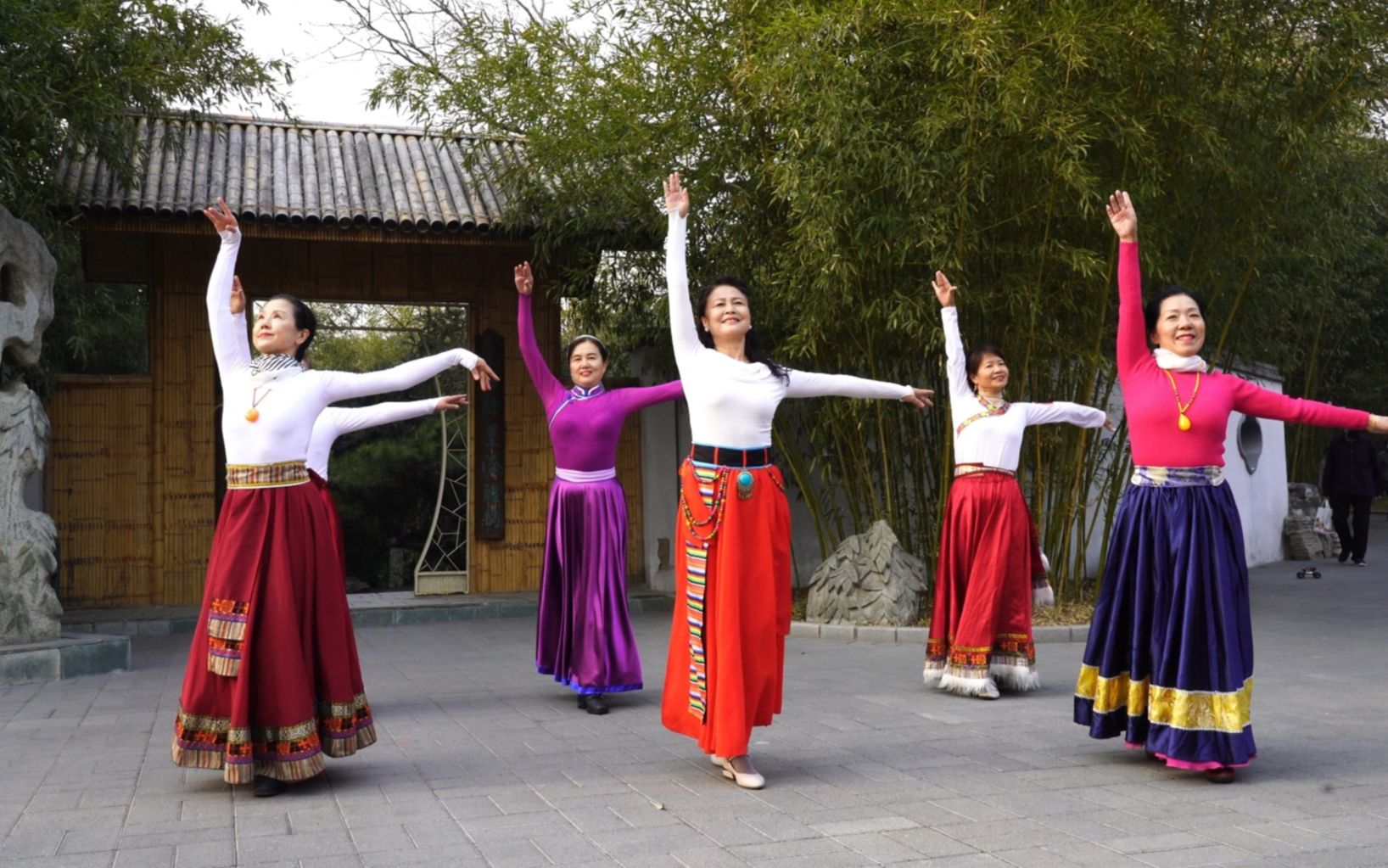 广场舞《卓玛泉》舞蹈整齐好看,旋律醉人,好听更好看