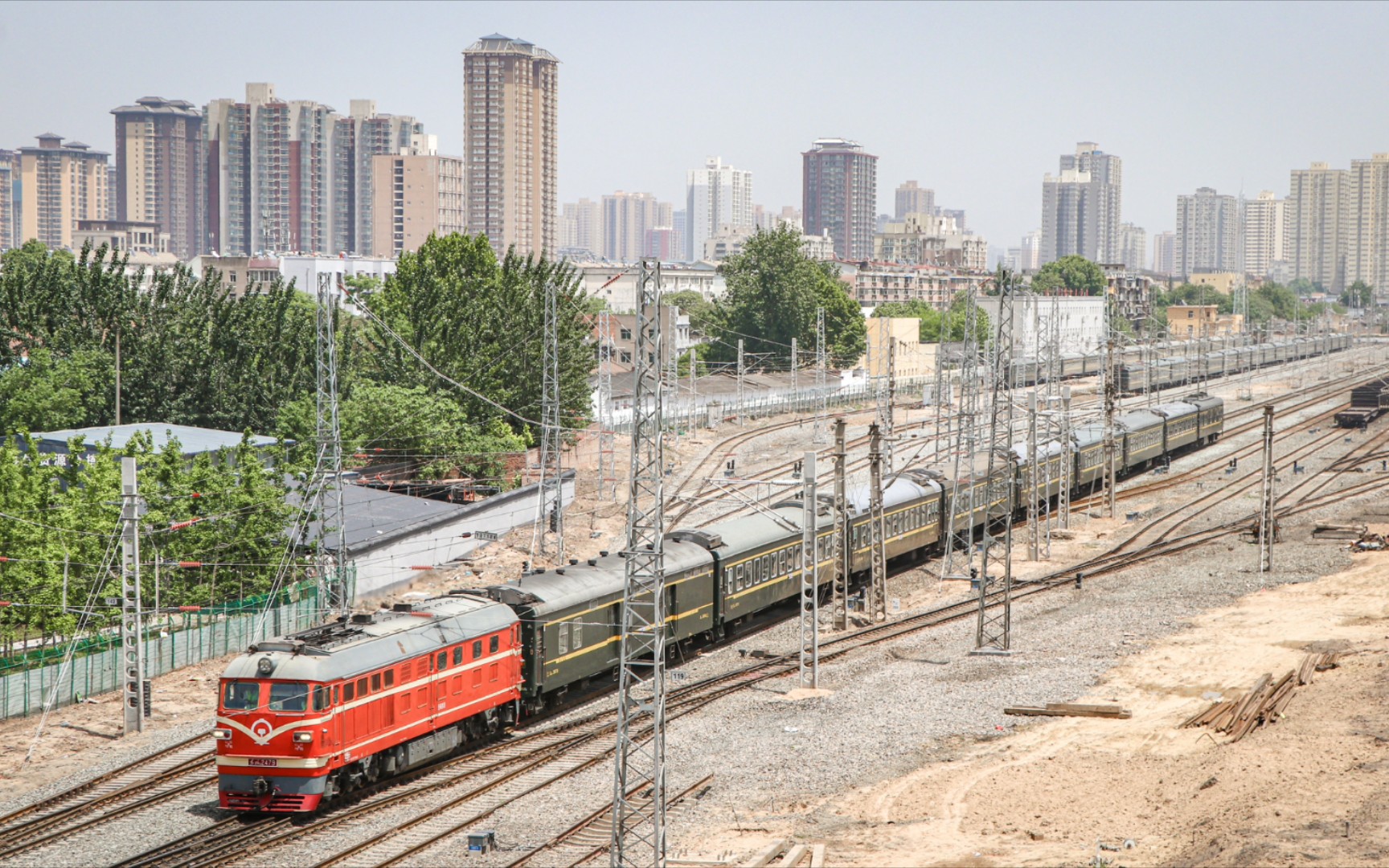 西局西段df7-0185牵引西户小运转列车出站