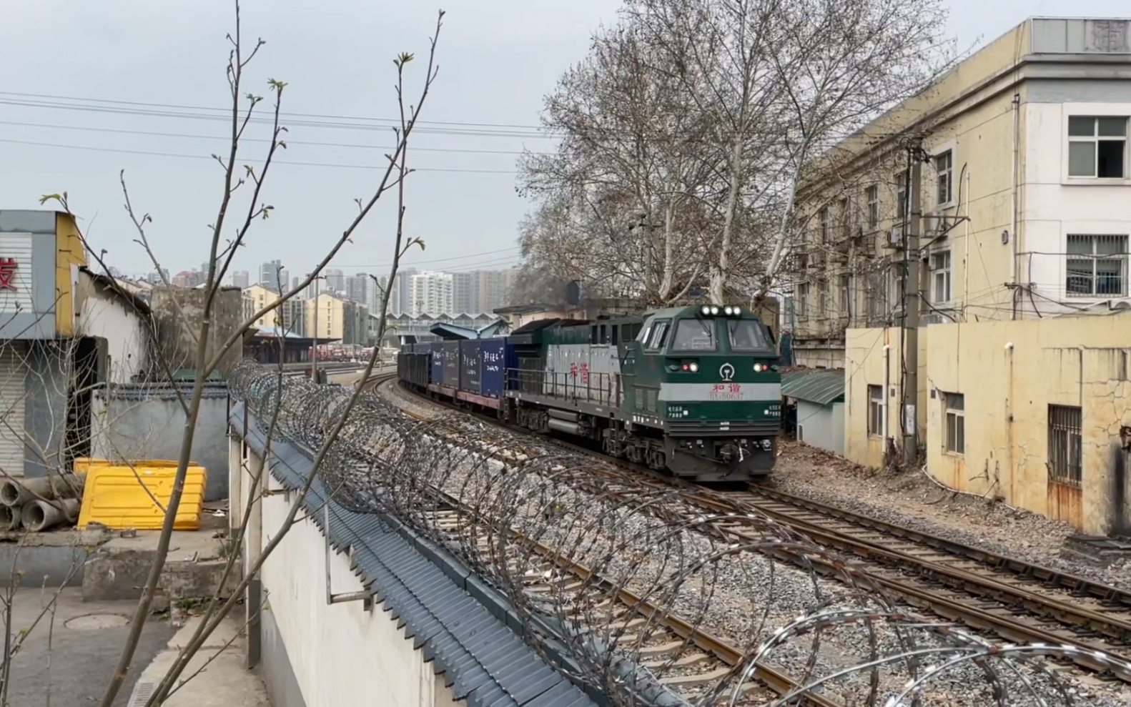 和谐n5牵引货列中华门1道通过