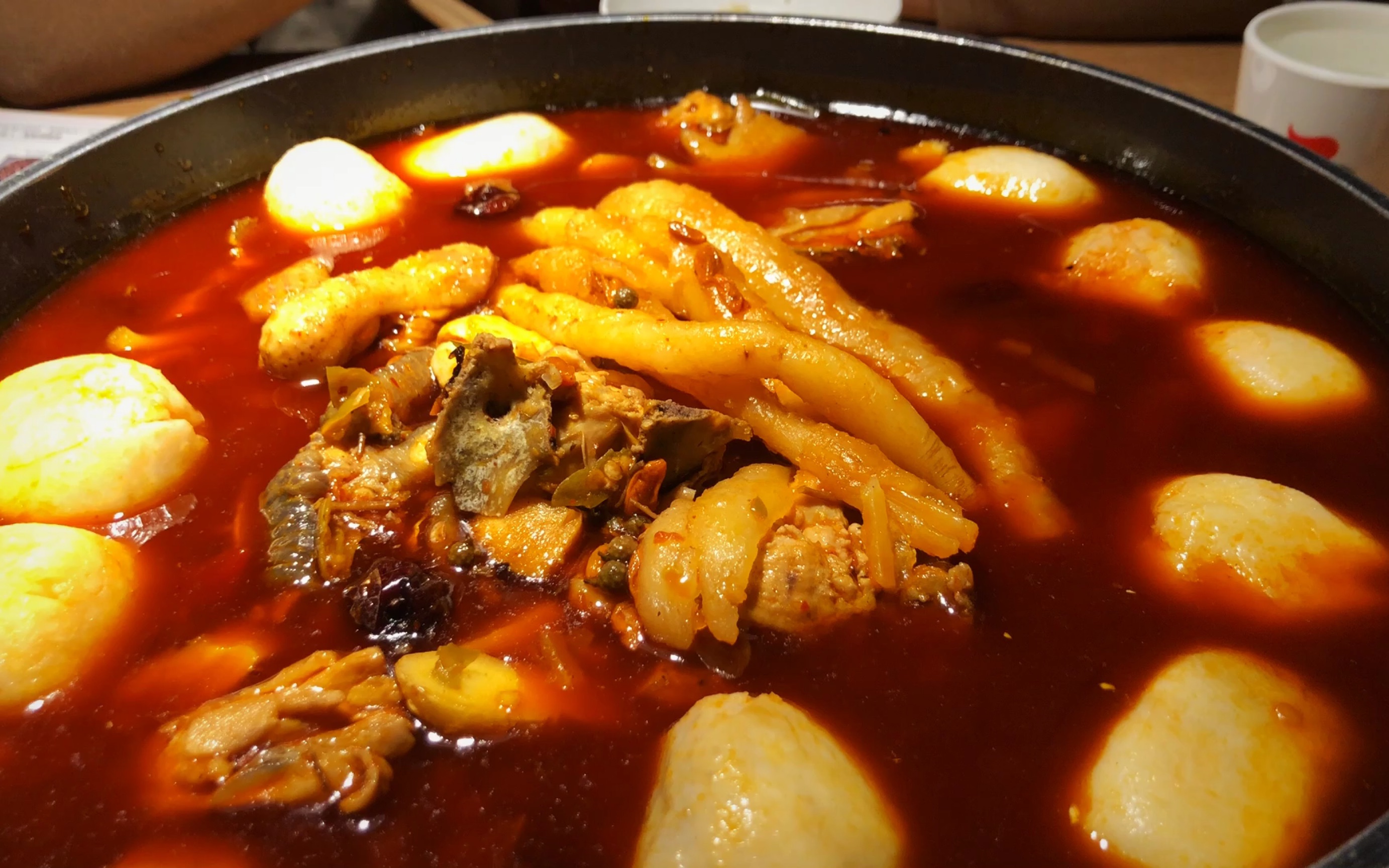 【美食1910】李子坝梁山鸡 打卡网红鸡 很入味 就小锅没必要整这么大