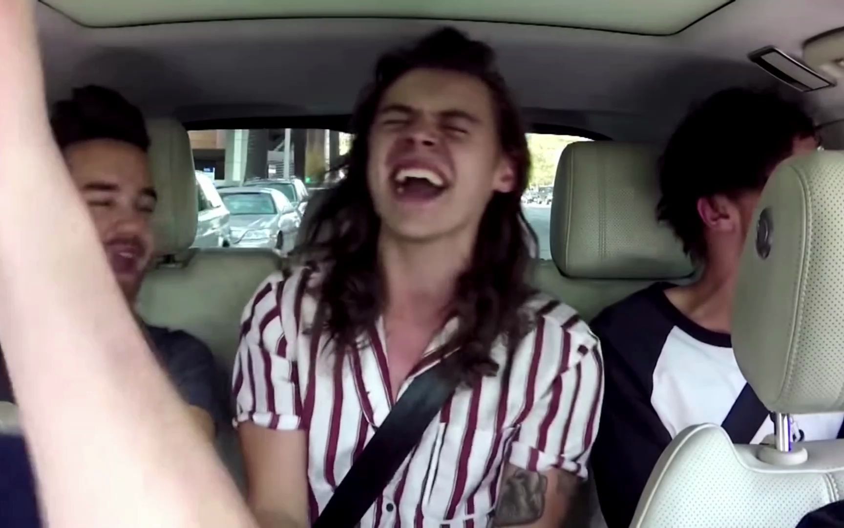 [图]【拼车卡拉OK】One Direction小破团 单向组合Carpool Karaoke演唱What Makes You Beautiful