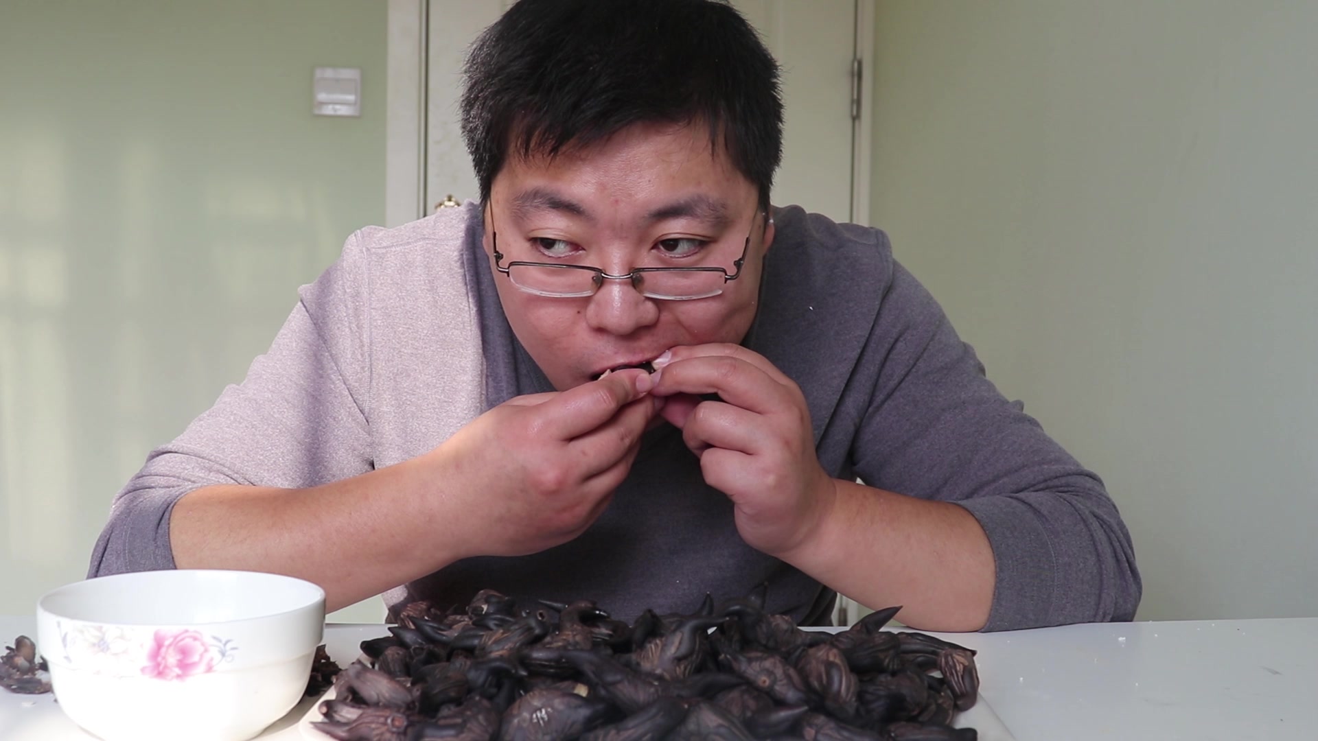 10元买50个牛角菱,各个跟牛角相似,使劲剥壳很费劲,吃到嘴那刻很值