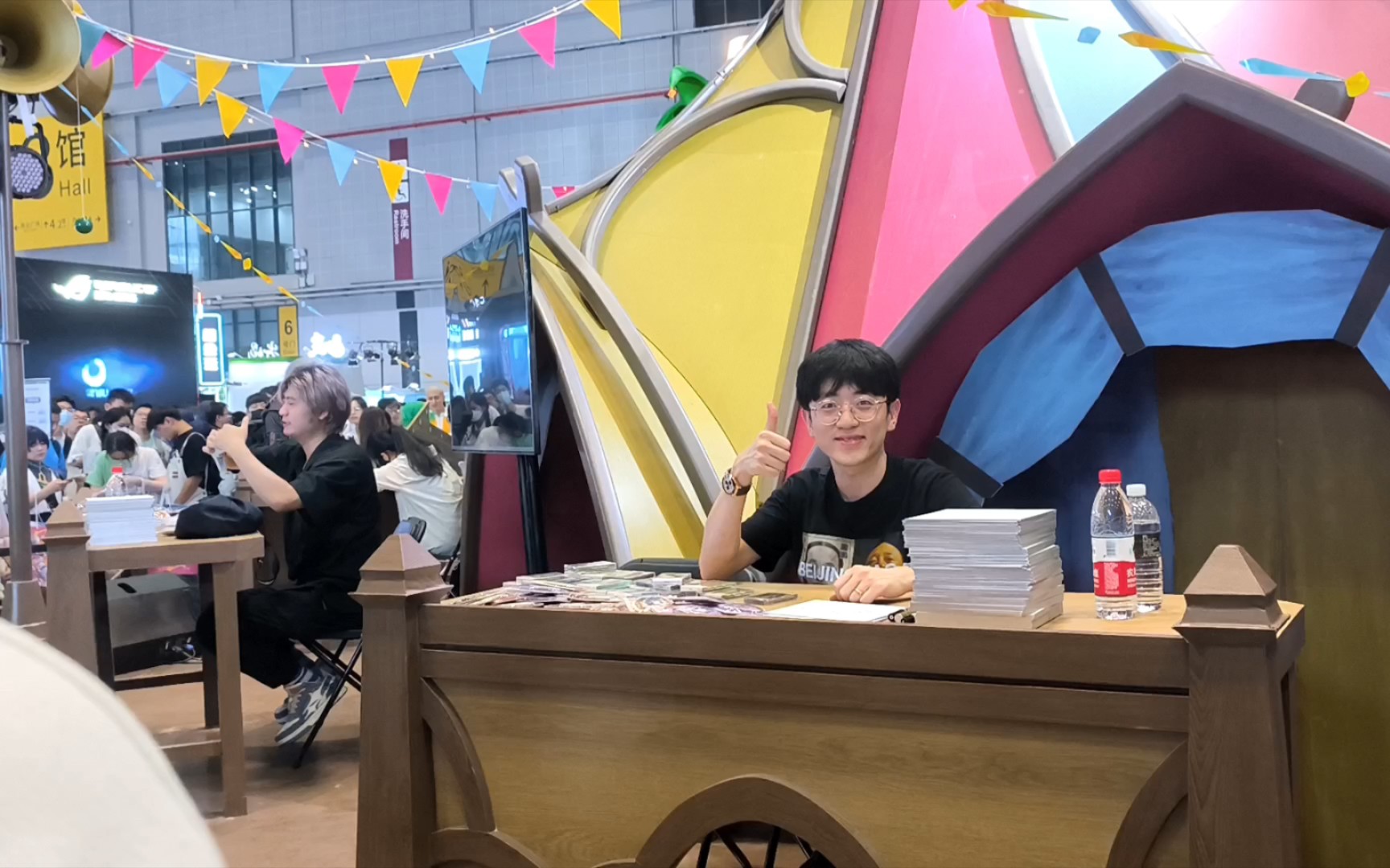 bw2023原神展台创作者互动现场棉花大哥哥和大祥哥来了,大祥哥向我打