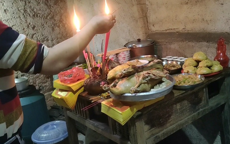 潮汕人过元宵节,拜祖先祈求一家人大小平平安安,团团圆圆