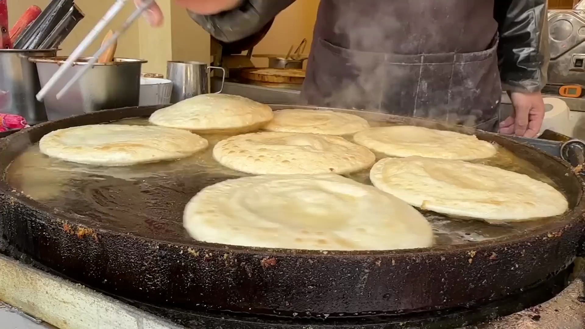 西安经典街头美食探索,鸡蛋灌饼又香又酥,油泼面滋滋作响太有食欲,香酥牛肉饼香脆不油腻,杂粮煎饼太受欢迎价格实惠,硕大的火炉烤饢吃得过瘾看…...