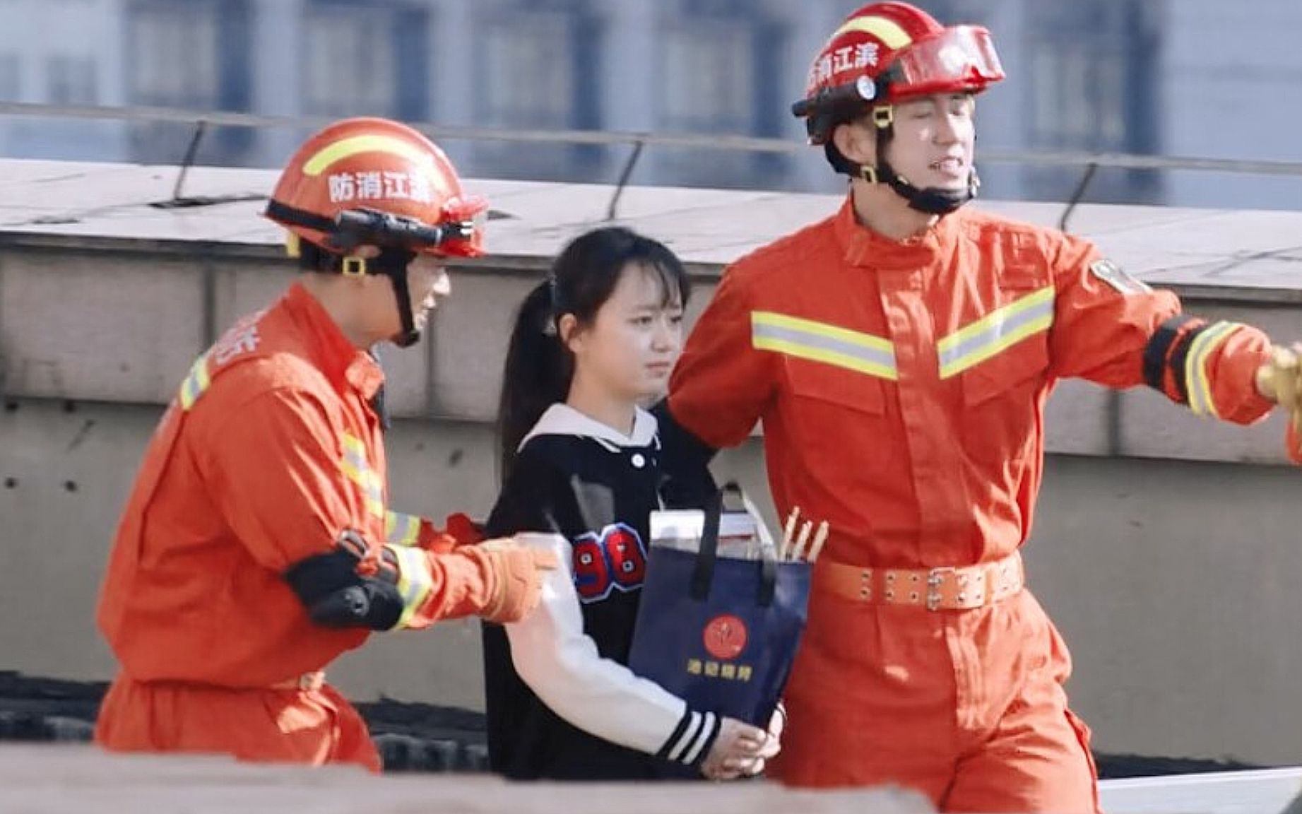 [图]那刻她抱着一袋烧烤听着消防员安抚时是笑着的，明明已经救下来了啊，那一巴掌活生生的浇灭她活下去的欲望!