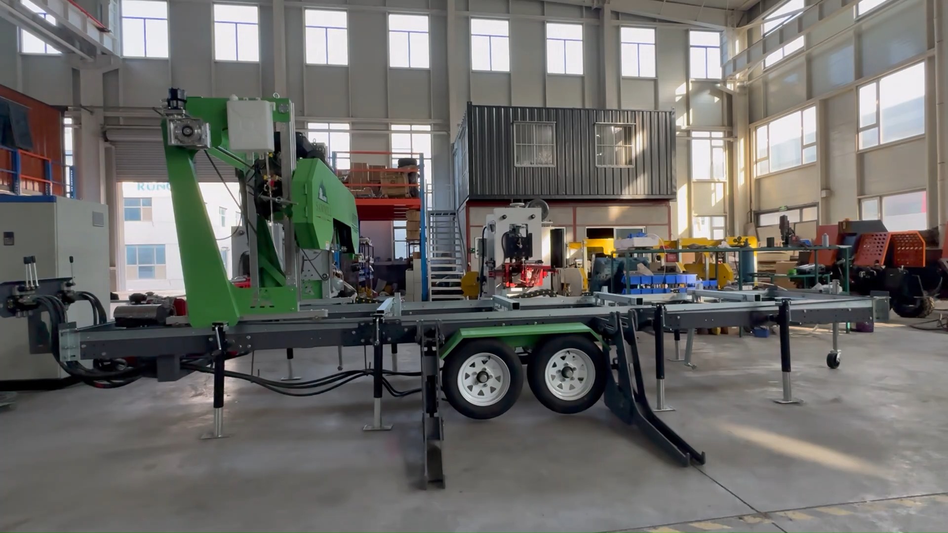 自动锯切原木自动上料原木开料机木头切割机木工带锯机