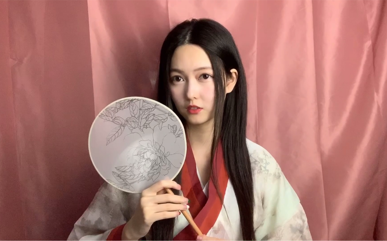 【小玉vlog】穿着古装手持团扇是要做什么呢?在线表演一个穿越