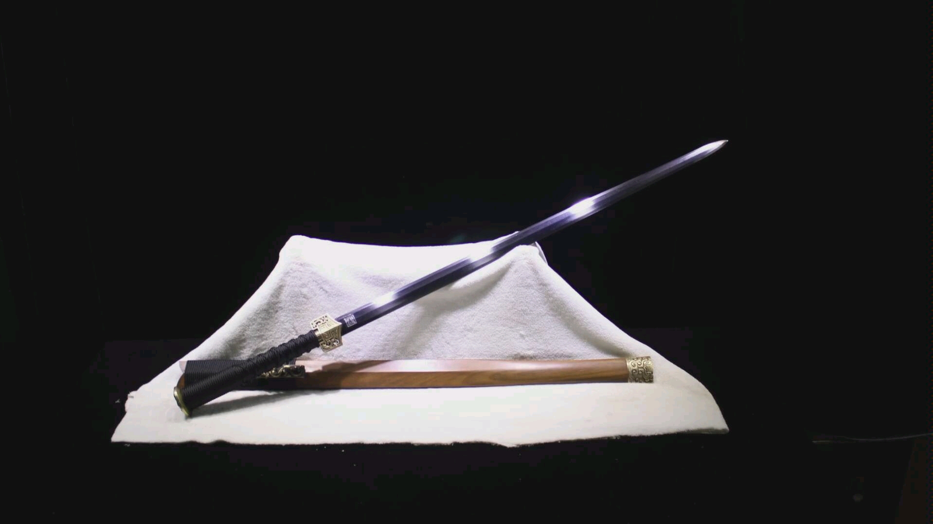 龙泉铸剑师周正武作三枚地肌标准装八面汉武剑(9);龙泉剑,中国刀剑