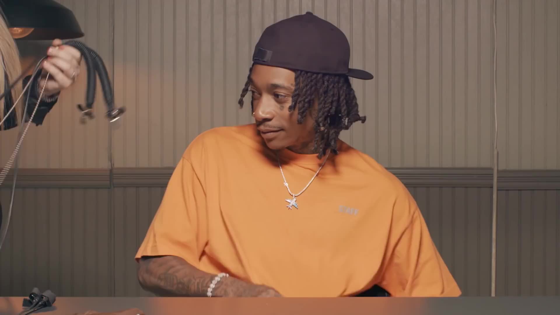 说唱歌手wiz_khalifa看看他是怎么玩测谎仪的,每月花一万美金在大麻上