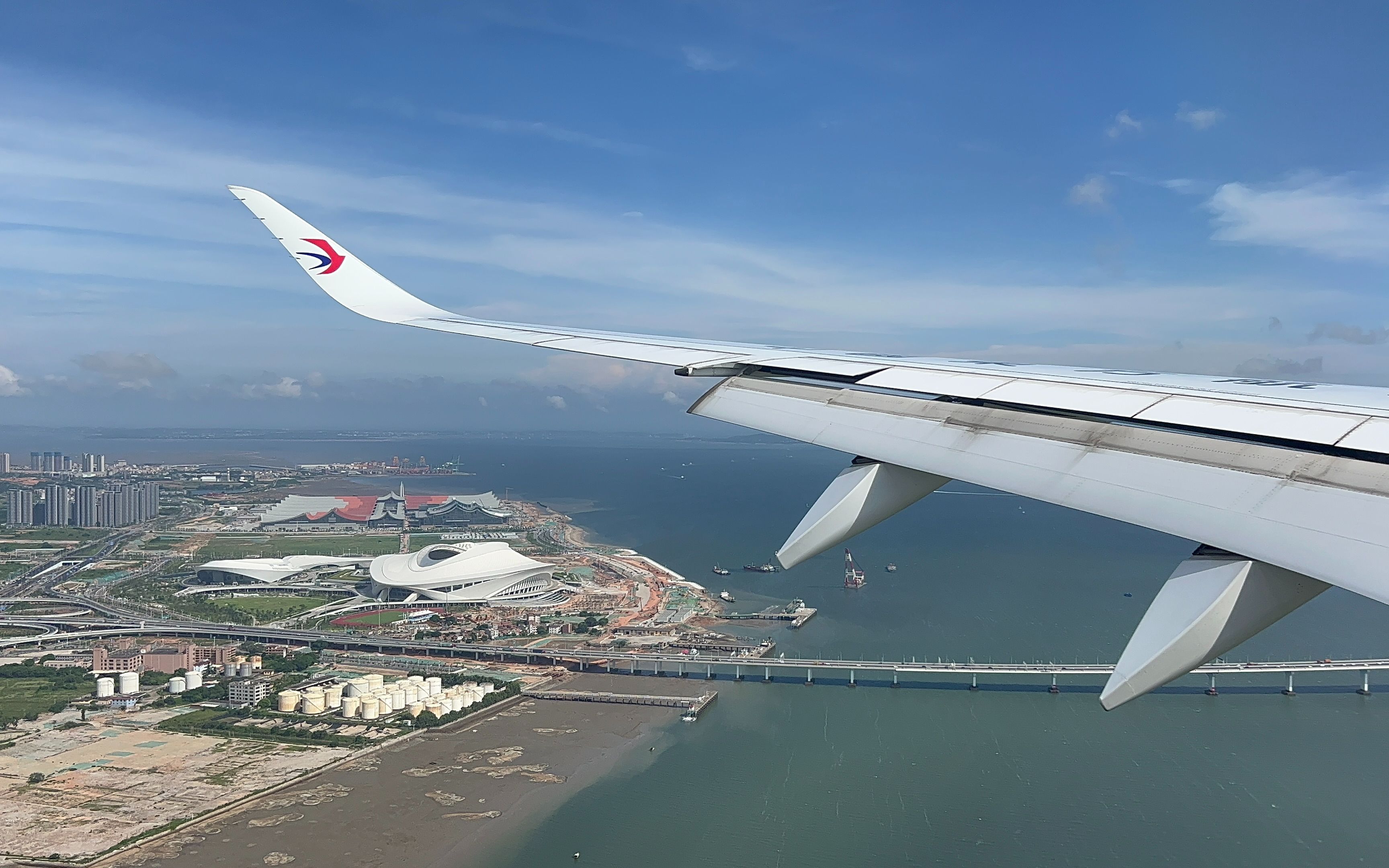 【4k&dolby】飞跃翔安区的绝美进近——东方航空a350-厦门高崎机场23