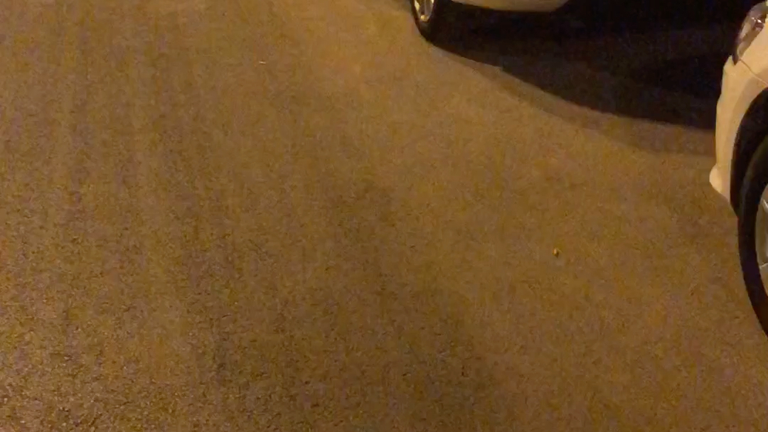 小伙压力大的睡不着凌晨出来压马路