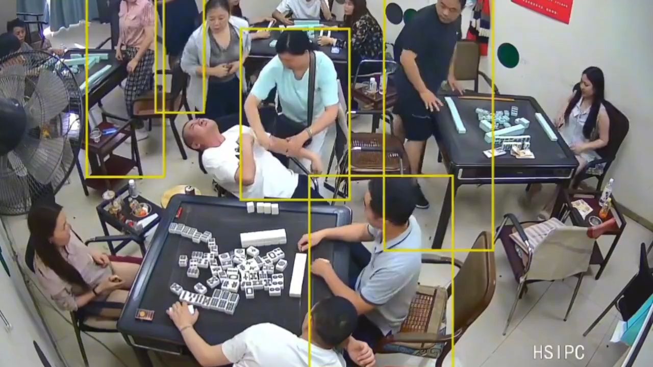 男子打麻将突发心梗，女子紧急施救，救回男子一条命！