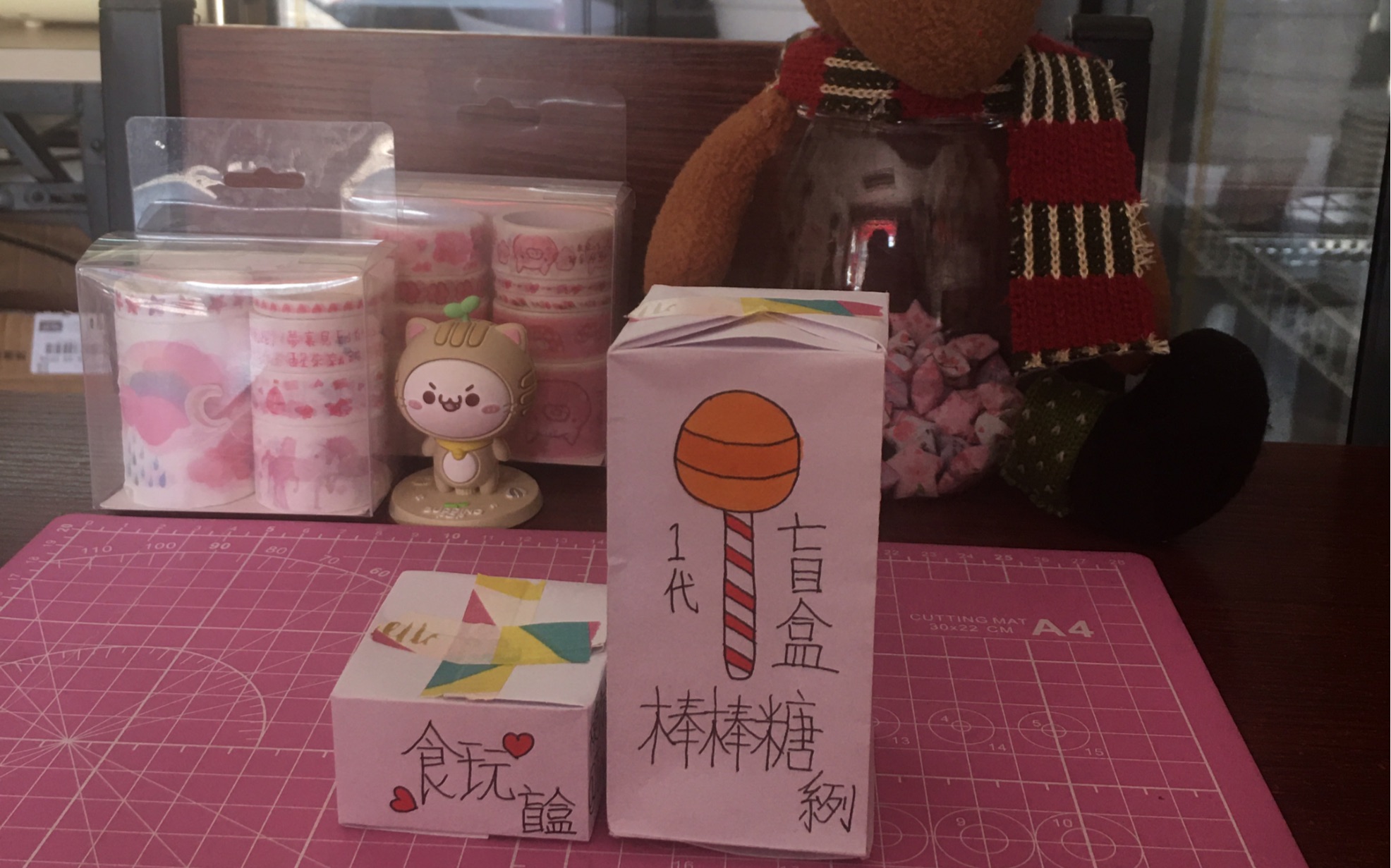和小伙伴来拆2个自制的盲盒呀!中间有点不同,  你能找到吗?
