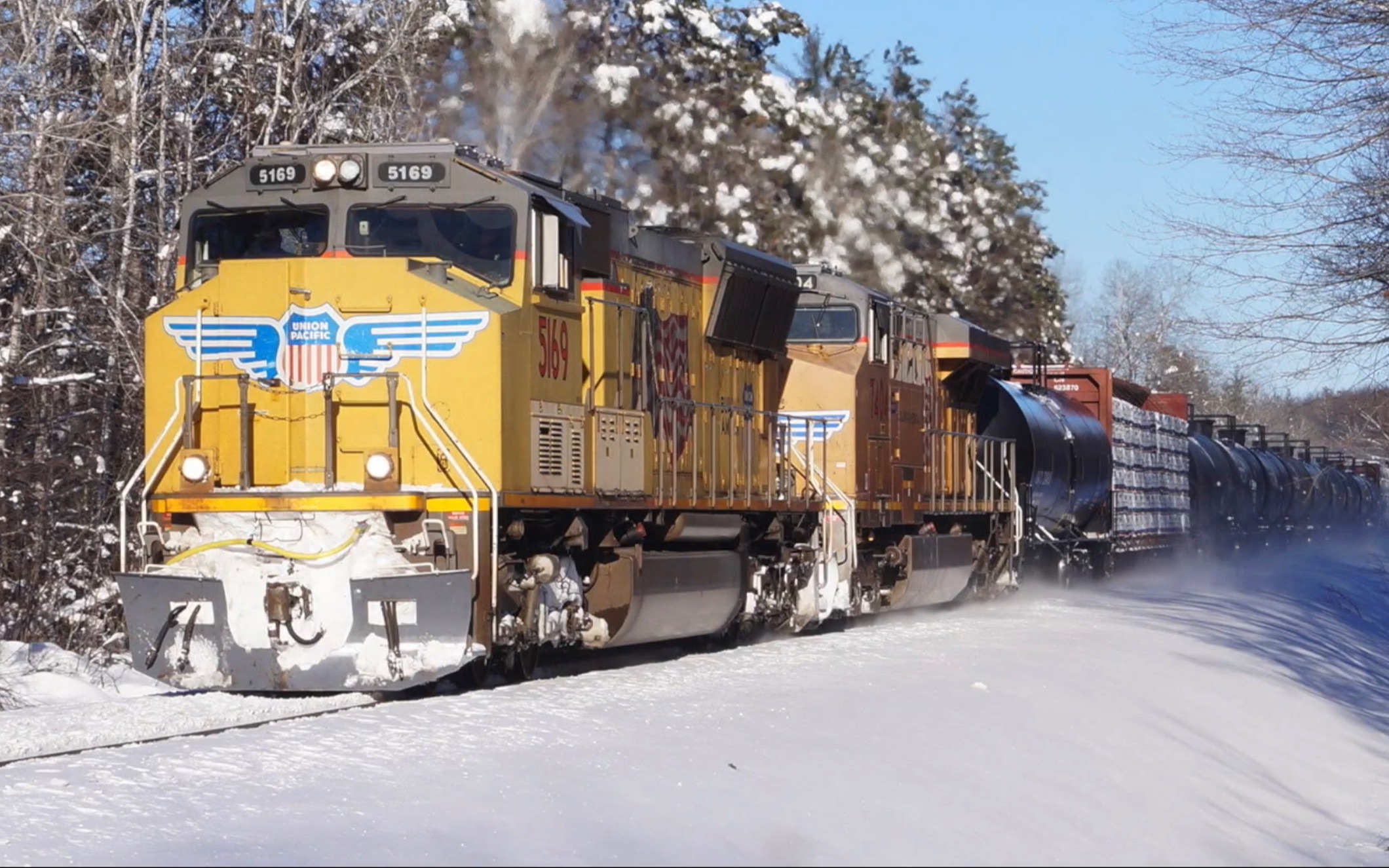 [图]Union Pacific SD70M leader, Night train & more awesome railfanning action