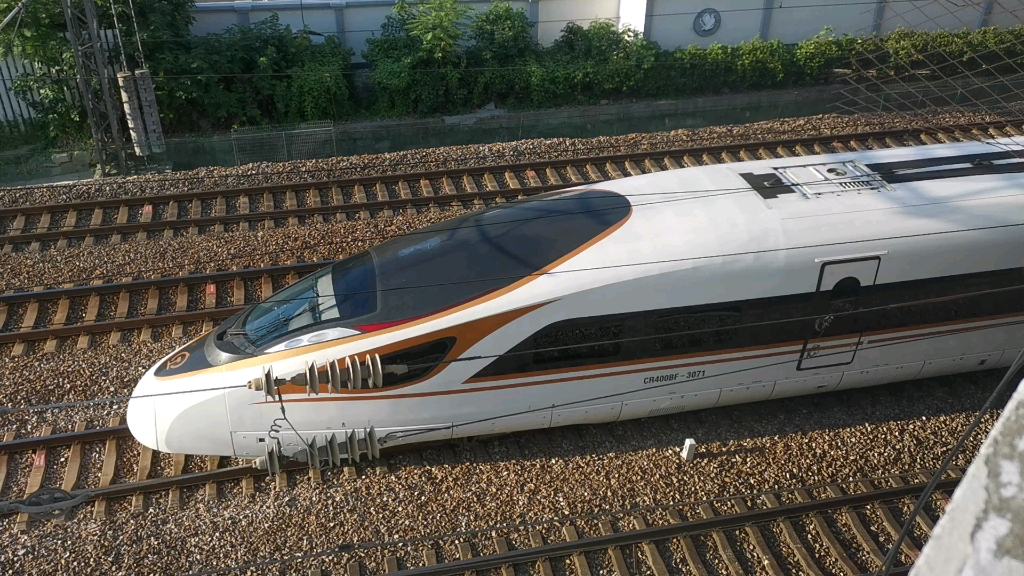 担当g7256次列车通过中山北路桥机位